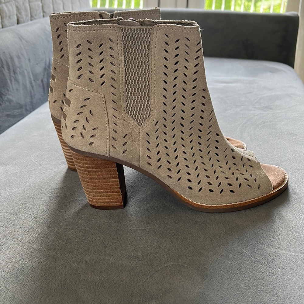 TOMS Majorca Peep toe Suede Bootie (Size 7)
